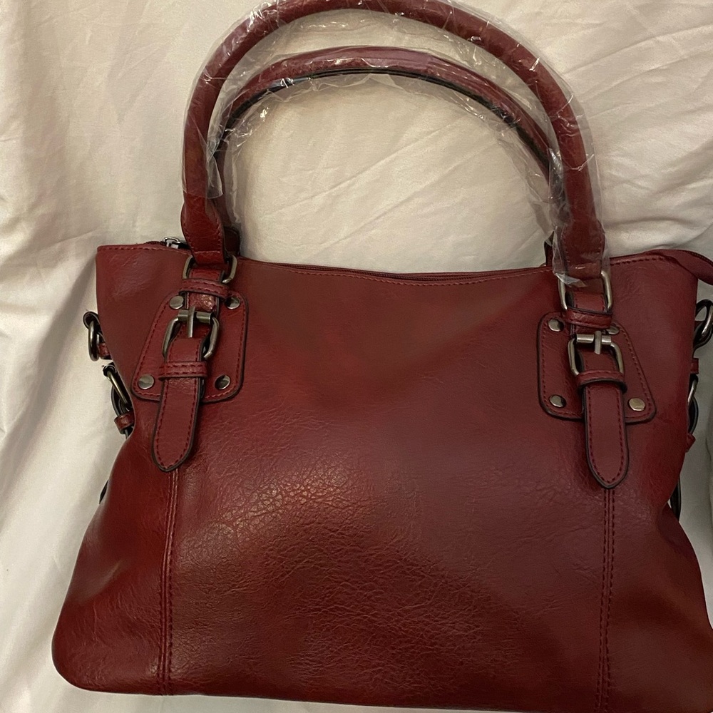 Red shoulder bag 👜 for women.